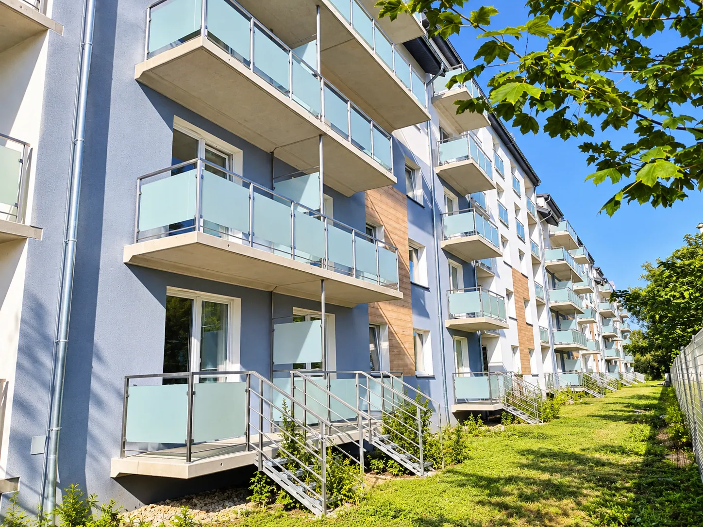 Szklane balustrady balkonowe w bloku mieszkalnym