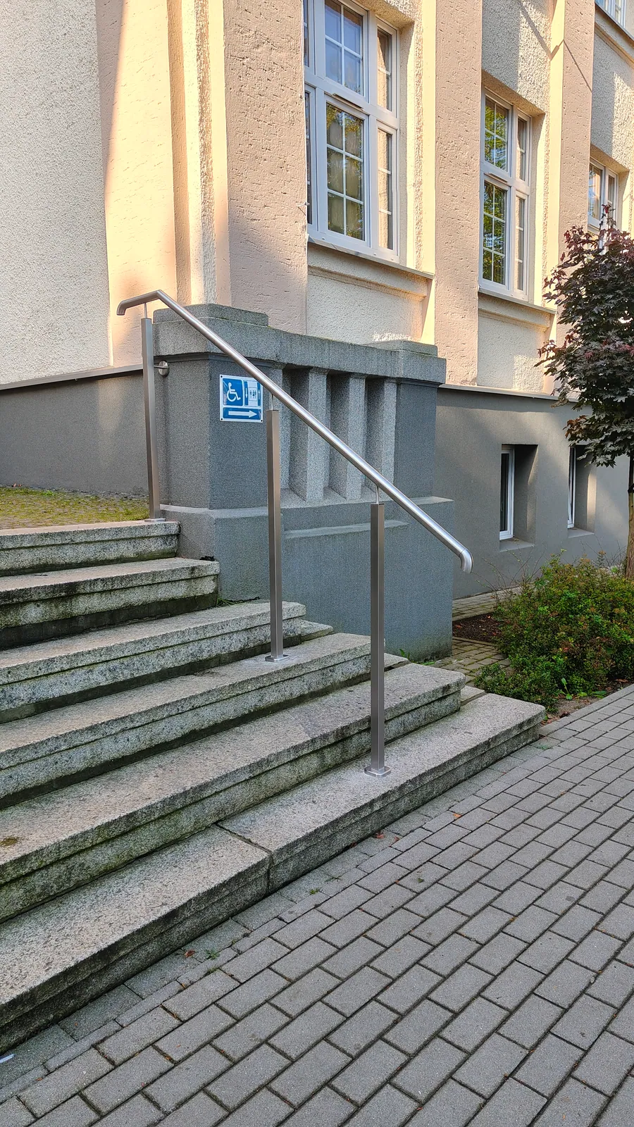 Poręcze przy schodach zewnętrznych