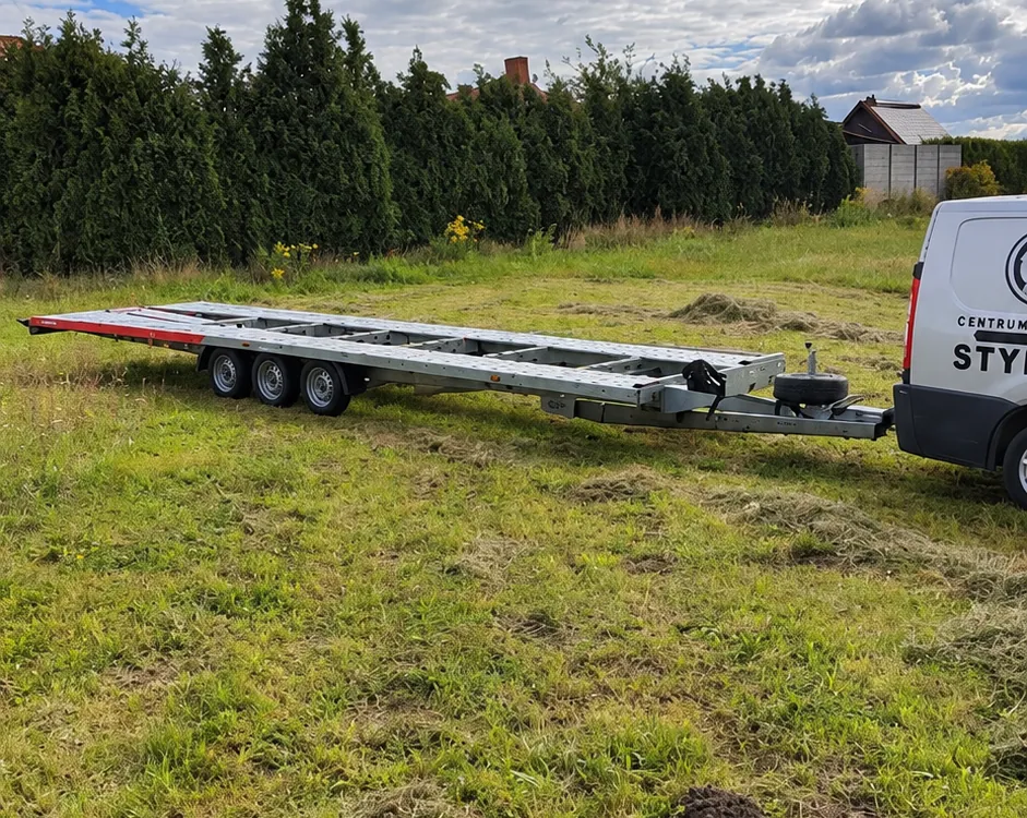 Laweta z najazdami i wyciągarką DMC 3500 kg zaczepiona za samochodem dostawczym STYLMET